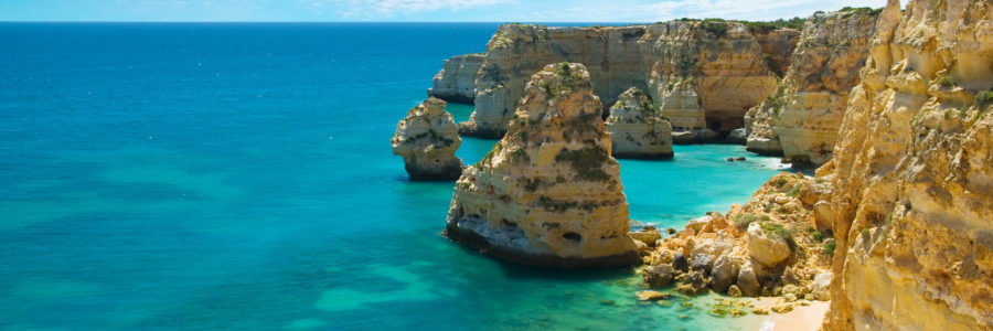 …ses criques isolées de sable blanc et d’eau cristalline…